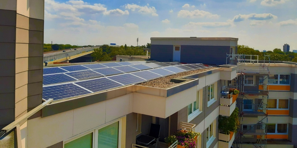 placas solares en la azotea de un edificio