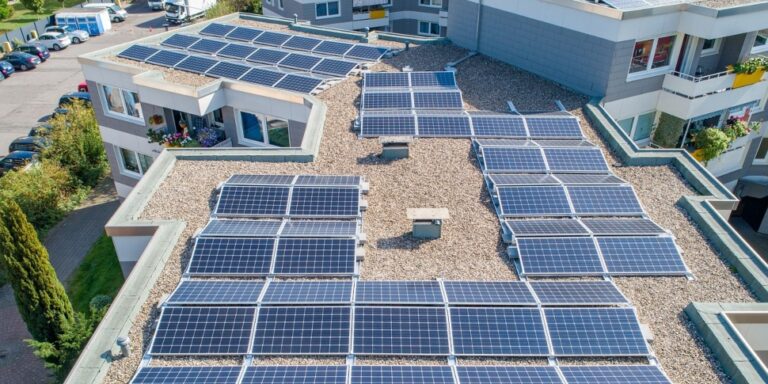 si pongo placas solares tengo que pagar luz