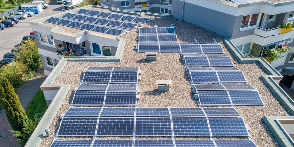 si pongo placas solares tengo que pagar luz